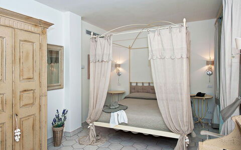 Villa Moresca: Mobilia, Letto, Interior Design, Camera Da Letto, Parete, Legna, Pavimento, Bedding, Camera, Pavimentazione