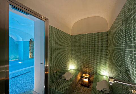 Villa Moresca: Pavimentazione, Pavimento, Materiale Composito, Piscina, Piastrella, Soffitto, Ricorrere, Hotel, Design, Vasca Da Bagno