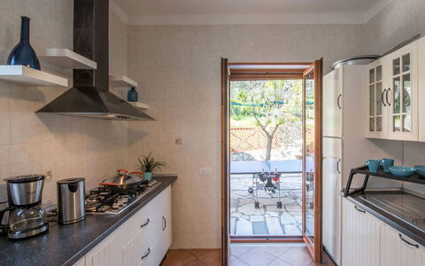 Villa Sea Breeze: Cucina, Elettrodomestico Da Cucina, Controsoffitto, Interior Design, Apparecchio Major, Legna, Pavimentazione, Cabinetry, Cucina Stufa, Mobilia