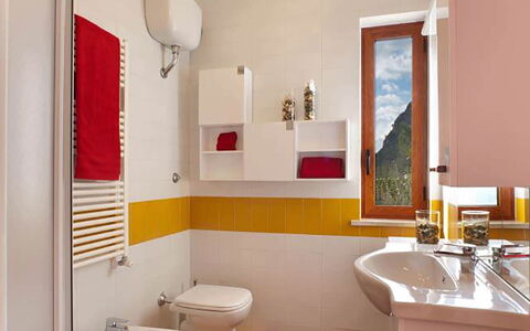 Villa Sea Breeze: Toilet Seat, Interior Design, Bagno, Idraulico Fixture, Gabinetto, Pavimentazione, Parete, Pavimento, Lavello, Rubinetto