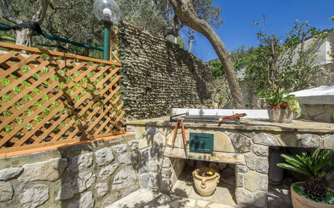 Villa Sea Breeze: Flagstone, Muro ​​Di Pietra, Giardino, Mobili Da Esterno, Vaso Di Fiori, Backyard, Pianta Della Casa, Landscaping, Shade, Terrazza