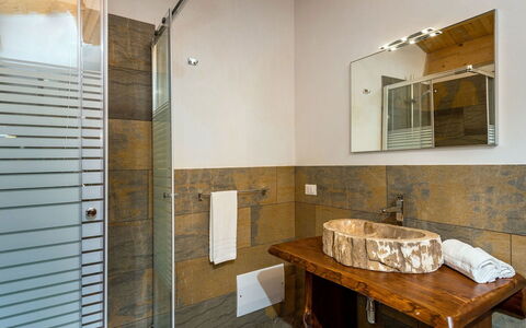 Villa Thalia: Pavimentazione, Interior Design, Parete, Pavimento, Idraulico Fixture, Legna, Soffitto, Bagno, Lavandino Del Bagno, Illuminazione