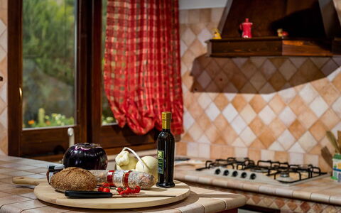 Villa Thyrrenia: Legna, Interior Design, Pavimentazione, Cucina, Pavimento, Camera, Cibo, Color Legno, Elettrodomestico Da Cucina, Controsoffitto