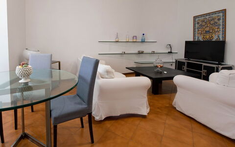 Apartment Alan: Mobilia, Interior Design, Pavimentazione, Pavimento, Tavolo, Divano, Camera, Soggiorno, Illuminazione, Appartamento