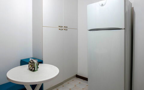Apartment Alan: Pavimento, Camera, Apparecchio Major, Elettrodomestico, Dipingere, Alluminio