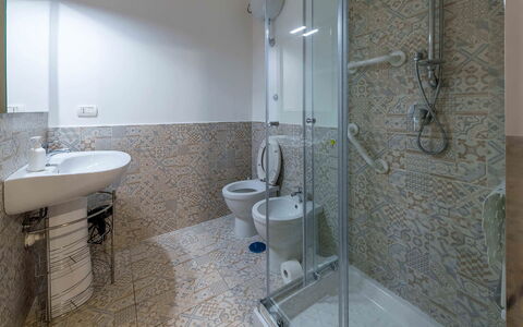 Apartment Alan: Pavimentazione, Pavimento, Bagno, Idraulico Fixture, Interior Design, Lavandino Del Bagno, Gabinetto, Lavello, Piastrella, Rubinetto
