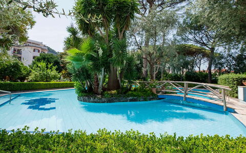Apartment Alan: Piscina, Ricorrere, Giardino, Eco Hotel, Shade, Landscaping, Hacienda, Cortile, Hotel