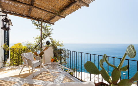 Casa Bellevue: Mobilia, Sedia, Balcone, Mare, Mobili Da Esterno, Vaso Di Fiori, Costa, Pianta Della Casa, Oceano, Ricorrere