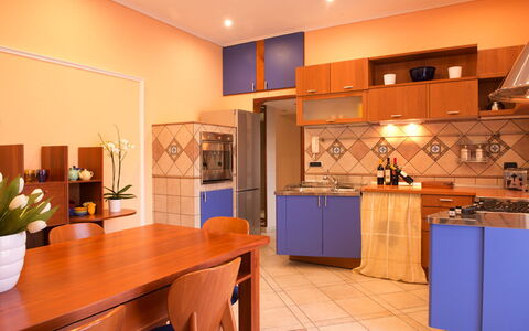 Casa Chicco: Mobilia, Cucina, Legna, Interior Design, Pavimentazione, Apparecchio Major, Elettrodomestico Da Cucina, Soffitto, Cabinetry, Pavimento