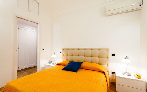 Casa Dorothea 2: Letto, Interior Design, Camera Da Letto, Mobilia, Legna, Lenzuolo, Pavimento, Pavimentazione, Bedding, Soffitto
