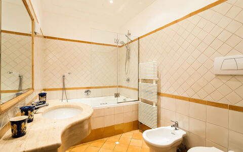Casa Dorothea 2: Bagno, Pavimentazione, Pavimento, Idraulico Fixture, Interior Design, Lavandino Del Bagno, Vasca Da Bagno, Lavello, Rubinetto, Soffitto