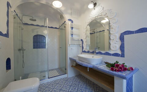 Casa Gemma: Interior Design, Pavimentazione, Parete, Pavimento, Idraulico Fixture, Bagno, Soffitto, Illuminazione, Rubinetto, Piastrella