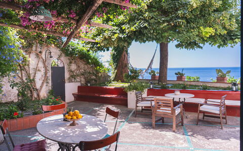 Casa Giardino: Mobilia, Tavolo, Mare, Vaso Di Fiori, Sedia, Mobili Da Esterno, Tavolo Esterno, Shade, Costa