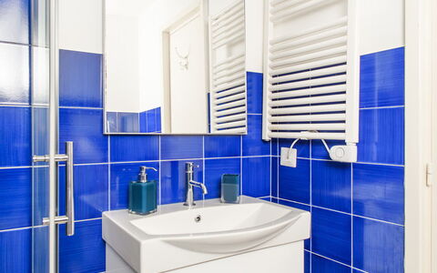 Casa Giardino: Blu, Pavimentazione, Pavimento, Idraulico Fixture, Interior Design, Bagno, Piastrella, Materiale Composito, Idraulico, Gabinetto