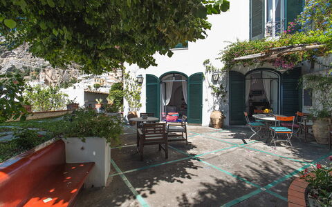 Casa Giardino: Vaso Di Fiori, Porta, Pianta Della Casa, Mobili Da Esterno, Tavolo Esterno, Sedia, Balcone, Shade, Hacienda, Cortile