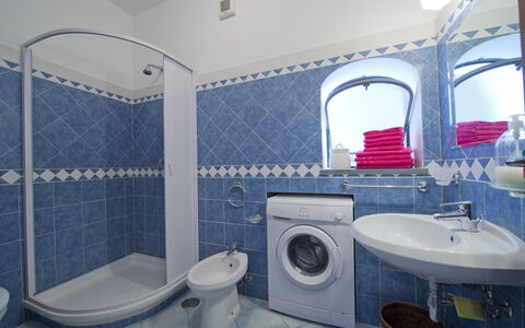 Casa Ivan: Blu, Pavimentazione, Idraulico Fixture, Interior Design, Pavimento, Bagno, Lavello, Rubinetto, Piastrella, Idraulico
