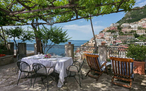 Casa la Sponda: Mobilia, Tavolo, Sedia, Tavolo Esterno, Mobili Da Esterno, Tovaglia, Vaso Di Fiori, Ristorante, Balcone, Pianta Della Casa