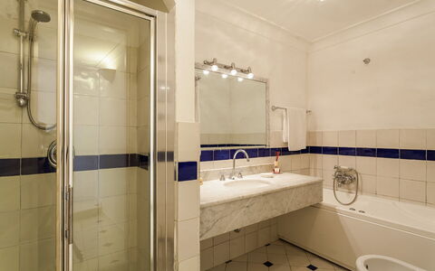 Casa la Sponda: Bagno, Pavimentazione, Idraulico Fixture, Interior Design, Pavimento, Lavandino Del Bagno, Rubinetto, Idraulico, Piastrella, Lavello