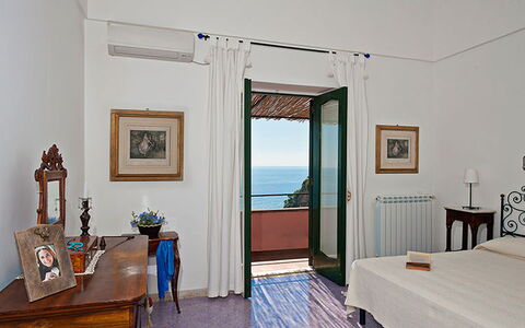 Positano View: Pavimento, Mobilia, Pavimentazione, Interior Design, Camera, Cornice, Mare, Oceano, Letto, Color Legno