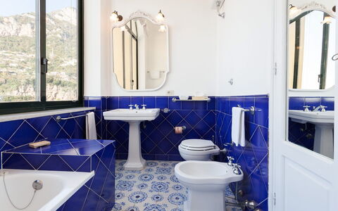 Casa Praiano: Blu, Interior Design, Pavimentazione, Idraulico Fixture, Pavimento, Bagno, Illuminazione, Rubinetto, Piastrella, Lavello