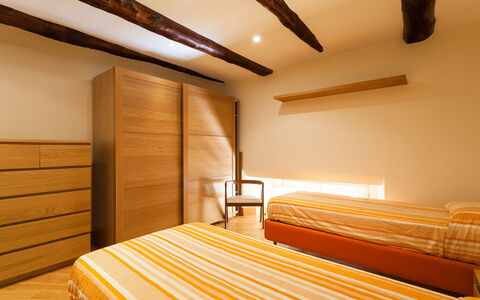 Casa Rossella: Interior Design, Legna, Mobilia, Pavimentazione, Giallo, Letto, Pavimento, Camera Da Letto, Soffitto, Lenzuolo