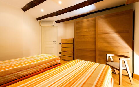 Casa Rossella: Interior Design, Letto, Camera Da Letto, Giallo, Legna, Pavimentazione, Mobilia, Pavimento, Lenzuolo, Soffitto