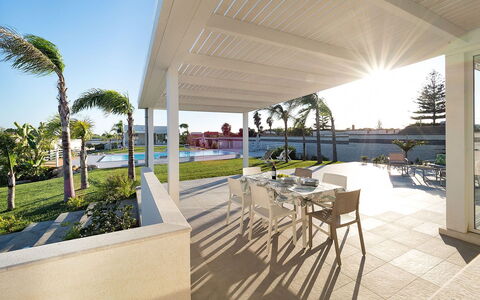 Casa Sunshine: Architettura, Shade, Pavimento, Pavimentazione, Zona Residenziale, Ricorrere, Casa, Eco Hotel, Estate, Portico