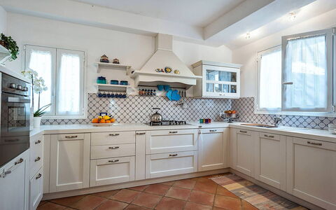 Casa Tika: Cucina, Interior Design, Controsoffitto, Pavimentazione, Cabinetry, Mobilia, Pavimento, Casa, Apparecchio Major, Elettrodomestico Da Cucina