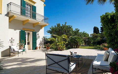 Green Villa: Blu, Verde, Arbusto, Shade, Sedia, Giardino, Estate, Balcone, Landscaping, Prato