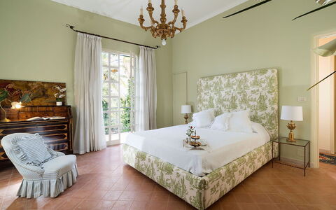 Green Villa: Mobilia, Interior Design, Parete, Pavimento, Pavimentazione, Letto, Camera Da Letto, Camera, Tessile, Illuminazione