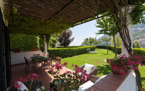 Il Giardino di Ravello: Mobilia, Arbusto, Giardino, Sedia, Shade, Mobili Da Esterno, Eco Hotel, Cortile, Landscaping