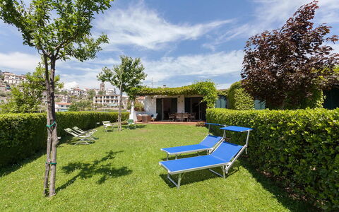 Il Giardino di Ravello: Arbusto, Giardino, Groundcover, Prato, Hedge, Shade, Piscina, Landscaping, Cortile, Backyard