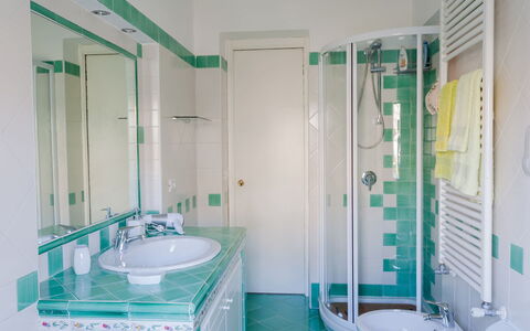 Il Giardino di Ravello: Interior Design, Pavimentazione, Pavimento, Idraulico Fixture, Bagno, Lavandino Del Bagno, Idraulico, Rubinetto, Camera, Soffitto