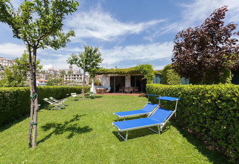 Il Giardino di Ravello: Arbusto, Giardino, Groundcover, Prato, Hedge, Shade, Piscina, Landscaping, Cortile, Backyard