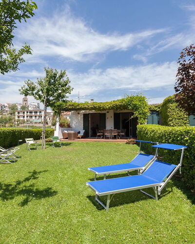 Il Giardino di Ravello: Arbusto, Giardino, Groundcover, Prato, Hedge, Shade, Piscina, Landscaping, Cortile, Backyard