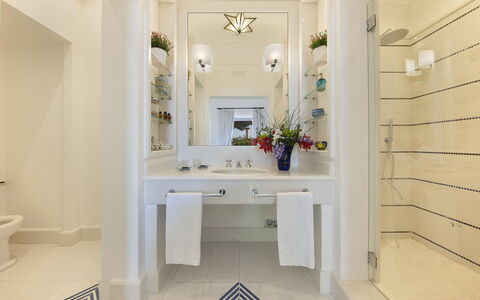 Mansour: Interior Design, Parete, Idraulico Fixture, Lavandino Del Bagno, Pavimentazione, Bagno, Pavimento, Lavello, Soffitto, Rubinetto