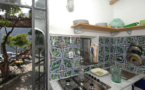 Romantic Tower: Cucina, Sedia, Piastrella, Pianta Della Casa, Vaso Di Fiori, Controsoffitto
