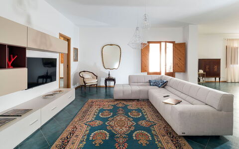Salt Villa: Mobilia, Pavimentazione, Interior Design, Pavimento, Divano, Legna, Soggiorno, Tavolo, Tappeto, Tessile
