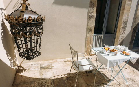 Villa Acreide: Parete, Mobilia, Sedia, Vaso Di Fiori, Pianta Della Casa, Lampada, Balcone, Gesso, Lampada