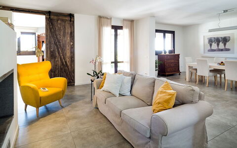 Villa Almond: Mobilia, Interior Design, Pavimentazione, Parete, Divano, Pavimento, Legna, Camera, Tavolo, Soggiorno