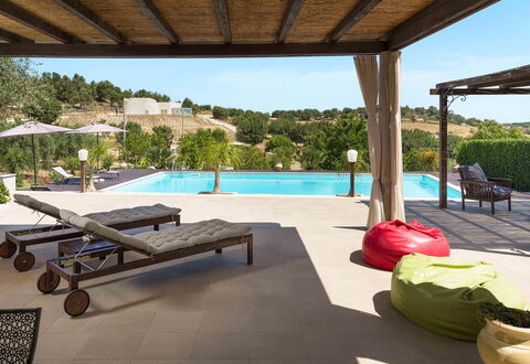 Villa Almond: Piscina, Mobilia, Mobili Da Esterno, Ricorrere, Sedia, Tempo Libero, Shade, Lettino, Eco Hotel, Terrazza