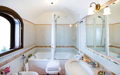 Villa Amanda: Interior Design, Idraulico Fixture, Pavimentazione, Pavimento, Rubinetto, Bagno, Soffitto, Lavello, Vasca Da Bagno, Idraulico