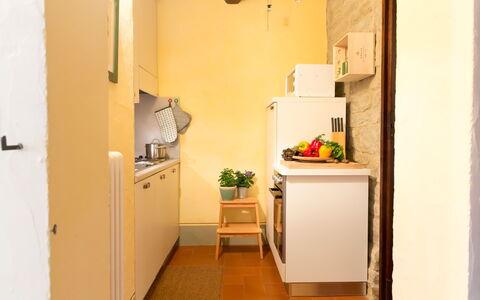Villa Beatrice: Pavimentazione, Interior Design, Apparecchio Major, Legna, Elettrodomestico Da Cucina, Pavimento, Giallo, Mobilia, Cucina, Controsoffitto