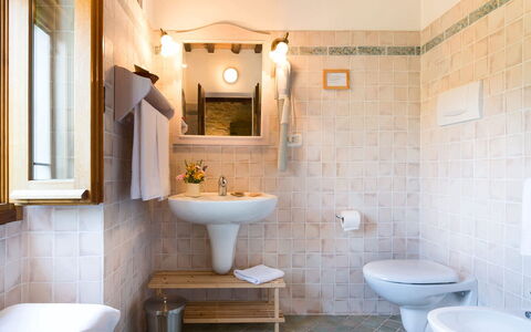 Villa Beatrice: Parete, Bagno, Idraulico Fixture, Pavimentazione, Lavandino Del Bagno, Interior Design, Pavimento, Lavello, Rubinetto, Idraulico