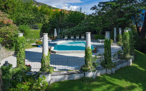 Villa Camilla: Piscina, Giardino, Ricorrere, Landscaping, Shade, Mobili Da Esterno, Giochi D'Acqua, Flagstone, Backyard, Ombrello
