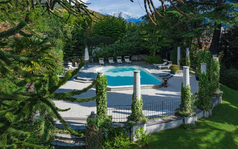 Villa Camilla: Piscina, Shade, Giardino, Mobili Da Esterno, Landscaping, Ricorrere, Sempreverde, Eco Hotel, Ombrello