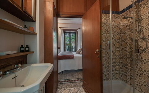 Villa Camilla: Pavimento, Legna, Pavimentazione, Interior Design, Marrone, Bagno, Idraulico Fixture, Soffitto, Camera, Casa