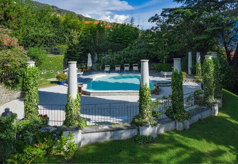 Villa Camilla: Piscina, Giardino, Ricorrere, Landscaping, Shade, Mobili Da Esterno, Giochi D'Acqua, Flagstone, Backyard, Ombrello
