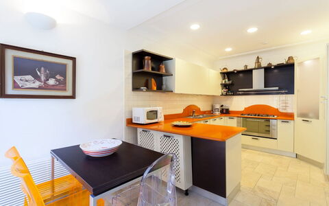 Villa Castore: Mobilia, Cucina, Controsoffitto, Interior Design, Elettrodomestico Da Cucina, Pavimentazione, Apparecchio Major, Cabinetry, Legna, Soffitto