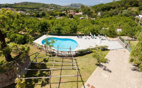 Villa Castore: Piscina, Mobili Da Esterno, Shade, Ricorrere, Landscaping, Ombrello, Eco Hotel, Resort Citta ', Centro Ricreativo, Hotel